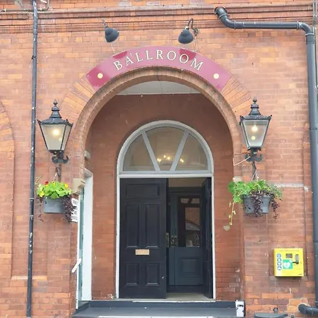 Large 2 Bedroom With Stunning Views, 2 Mins From Уитби