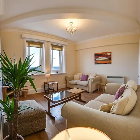 Large 2 Bedroom With Stunning Views, 2 Mins From